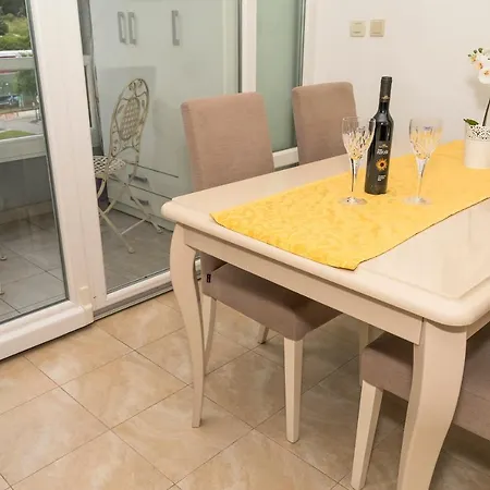 Luxury 1 Bedroom App Center&balcony Free Parking Apartment Split