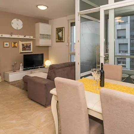Luxury 1 Bedroom App Center&balcony Free Parking Split