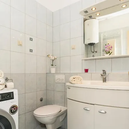 Luxury 1 Bedroom App Center&balcony Free Parking Apartment *